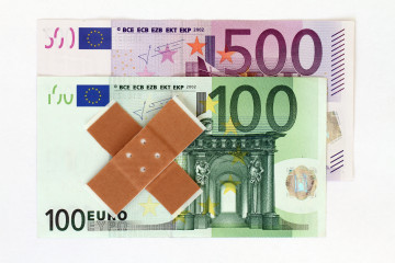 Pflaster auf Geldscheinen - Schmerzensgeld Düsseldorf